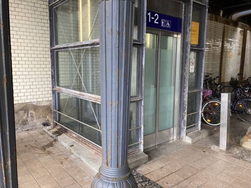 Außenansicht eines Fahrstuhls an einem Bahnhof